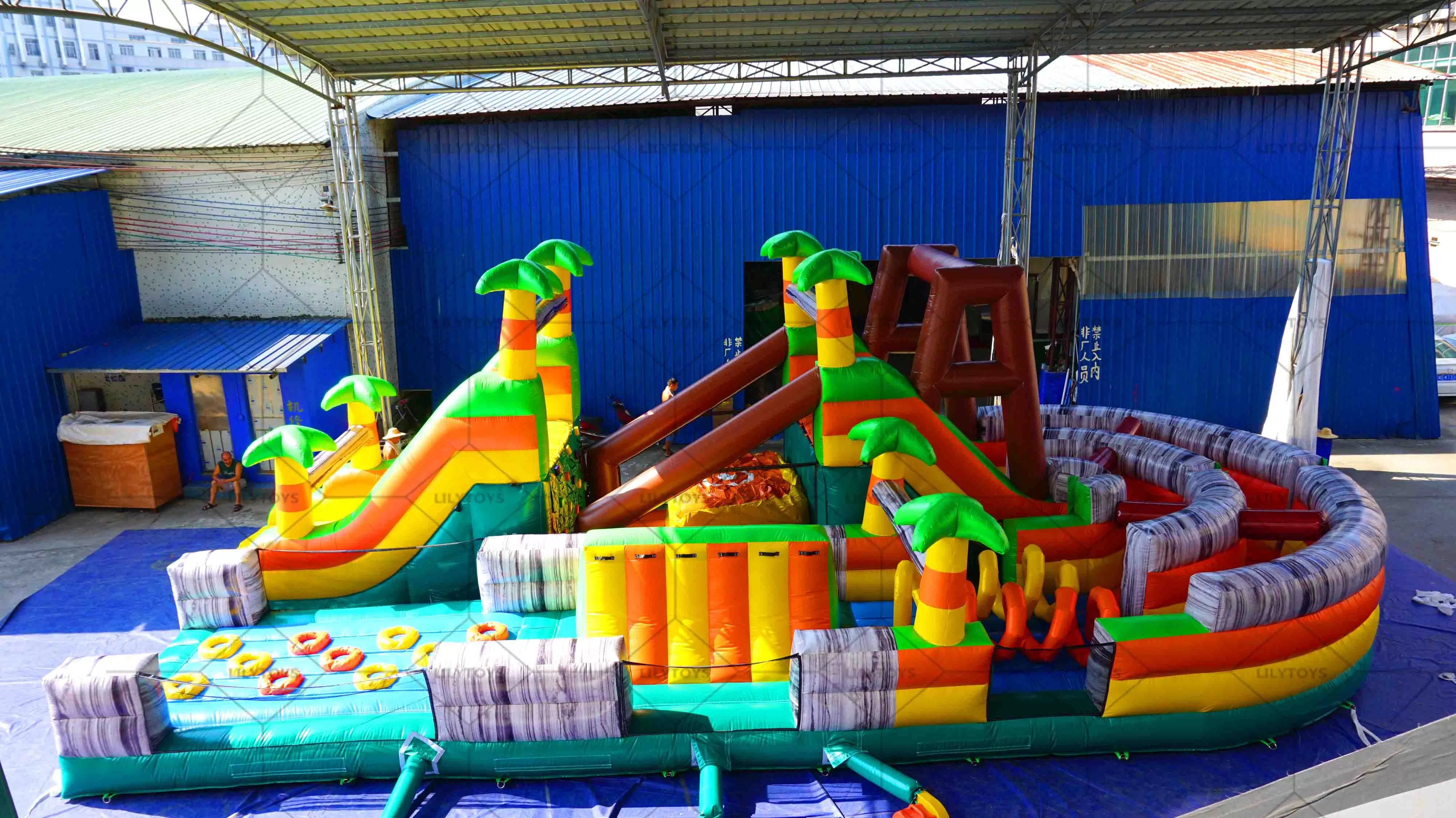 Tropical inflatable runing course