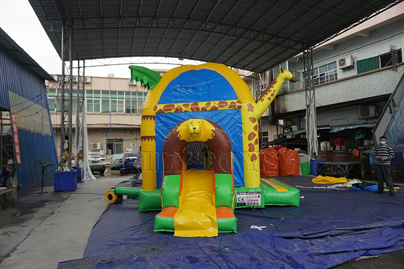 girafee inflatable castle combo