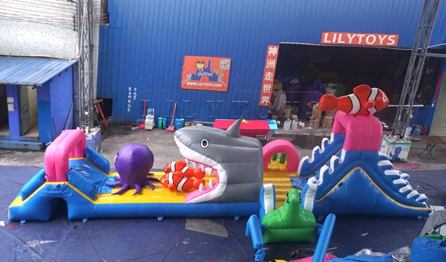 inflatable obstacle course -11