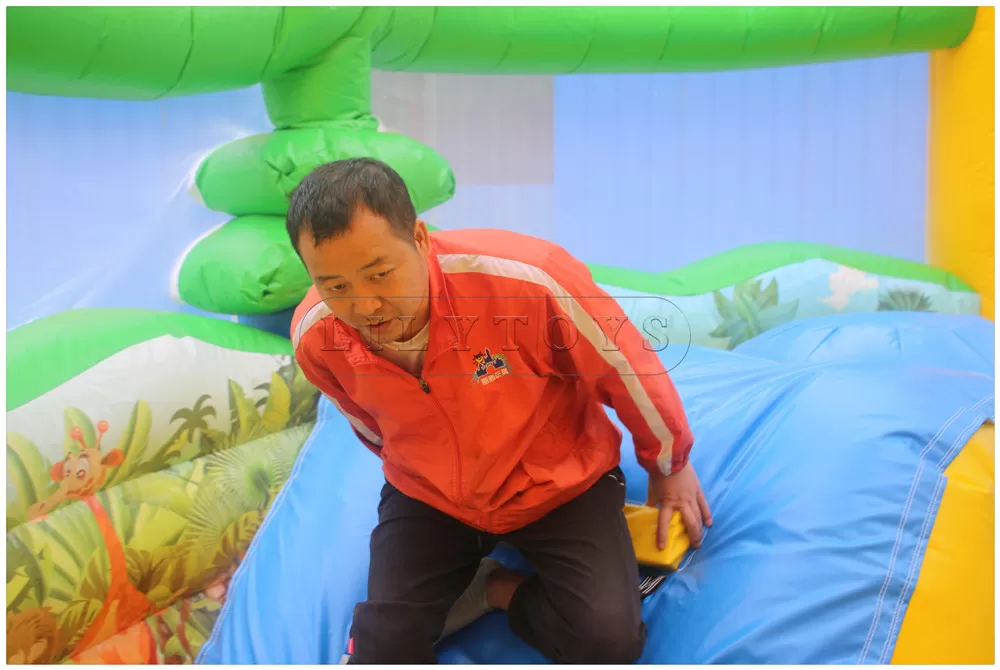 inflatable obstacle course -16